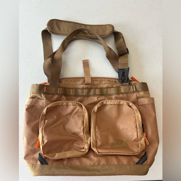 The North Face Basecamp Voyager Tote Bag Tan Brown - Picture 2 of 5